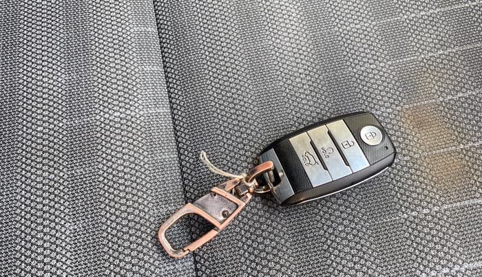 2022 KIA SONET HTK PLUS 1.0 IMT, Petrol, Manual, 1,06,912 km, Key Close Up