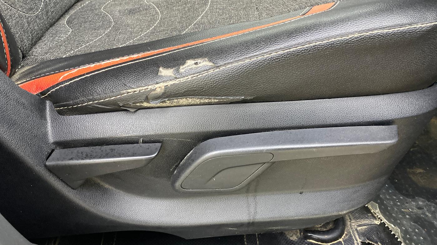 2018 Mahindra KUV 100 NXT K4+ P 6 STR, Petrol, Manual, 68,372 km, Driver Side Adjustment Panel