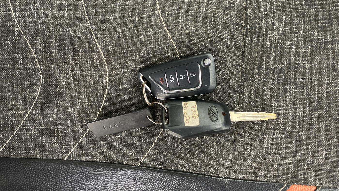 2018 Mahindra KUV 100 NXT K4+ P 6 STR, Petrol, Manual, 68,372 km, Key Close Up