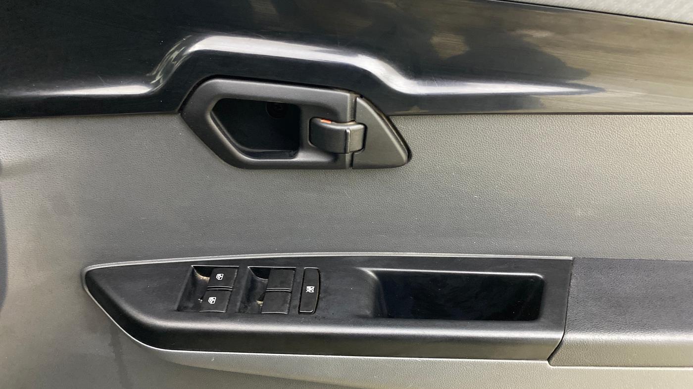 2018 Mahindra KUV 100 NXT K4+ P 6 STR, Petrol, Manual, 68,372 km, Driver Side Door Panels Control