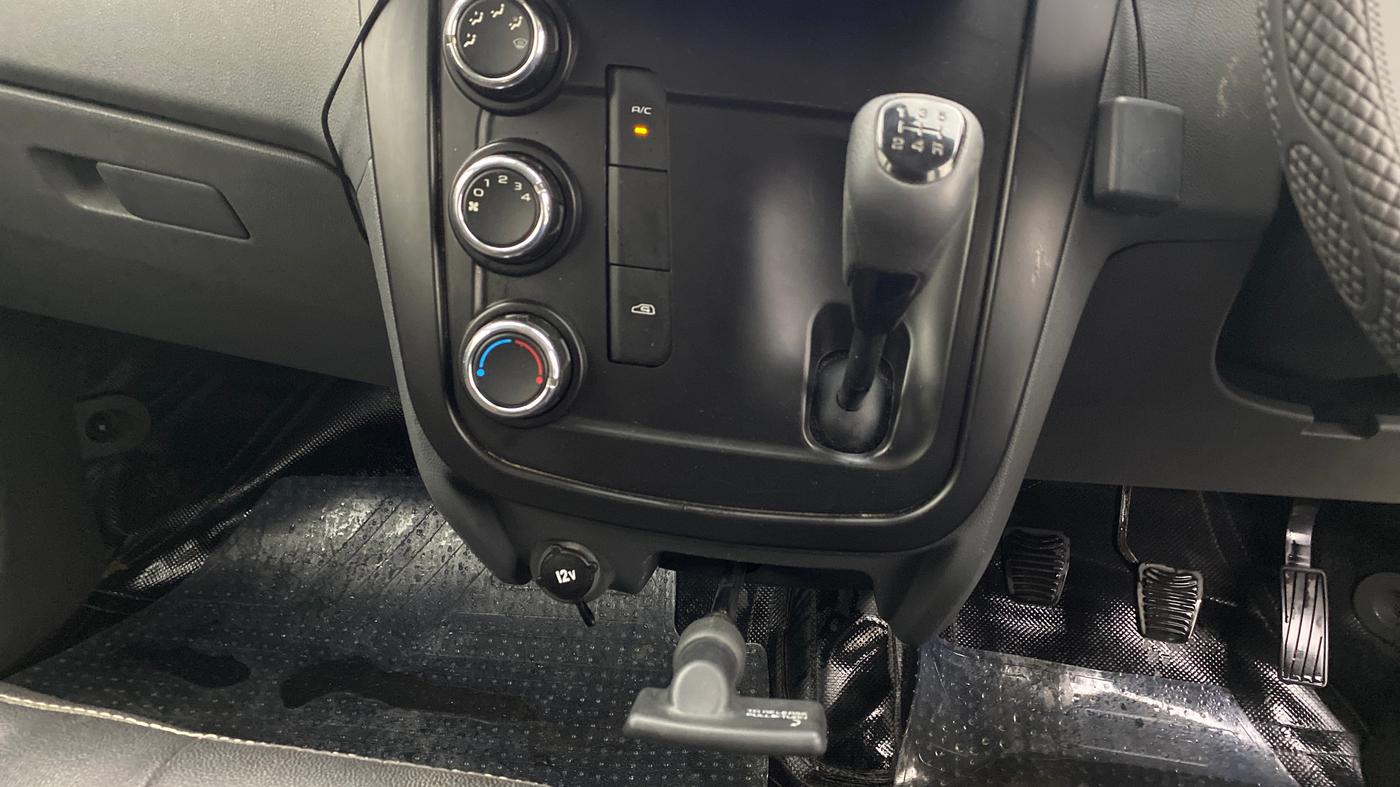 2018 Mahindra KUV 100 NXT K4+ P 6 STR, Petrol, Manual, 68,372 km, Gear Lever