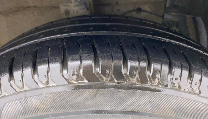 2017 Maruti Ciaz ZETA 1.4  MT PETROL, Petrol, Manual, 73,437 km, Right Front Tyre Tread