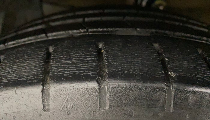 2018 Maruti Ciaz ALPHA  AT 1.5 SHVS PETROL, Petrol, Automatic, 92,446 km, Left Front Tyre Tread