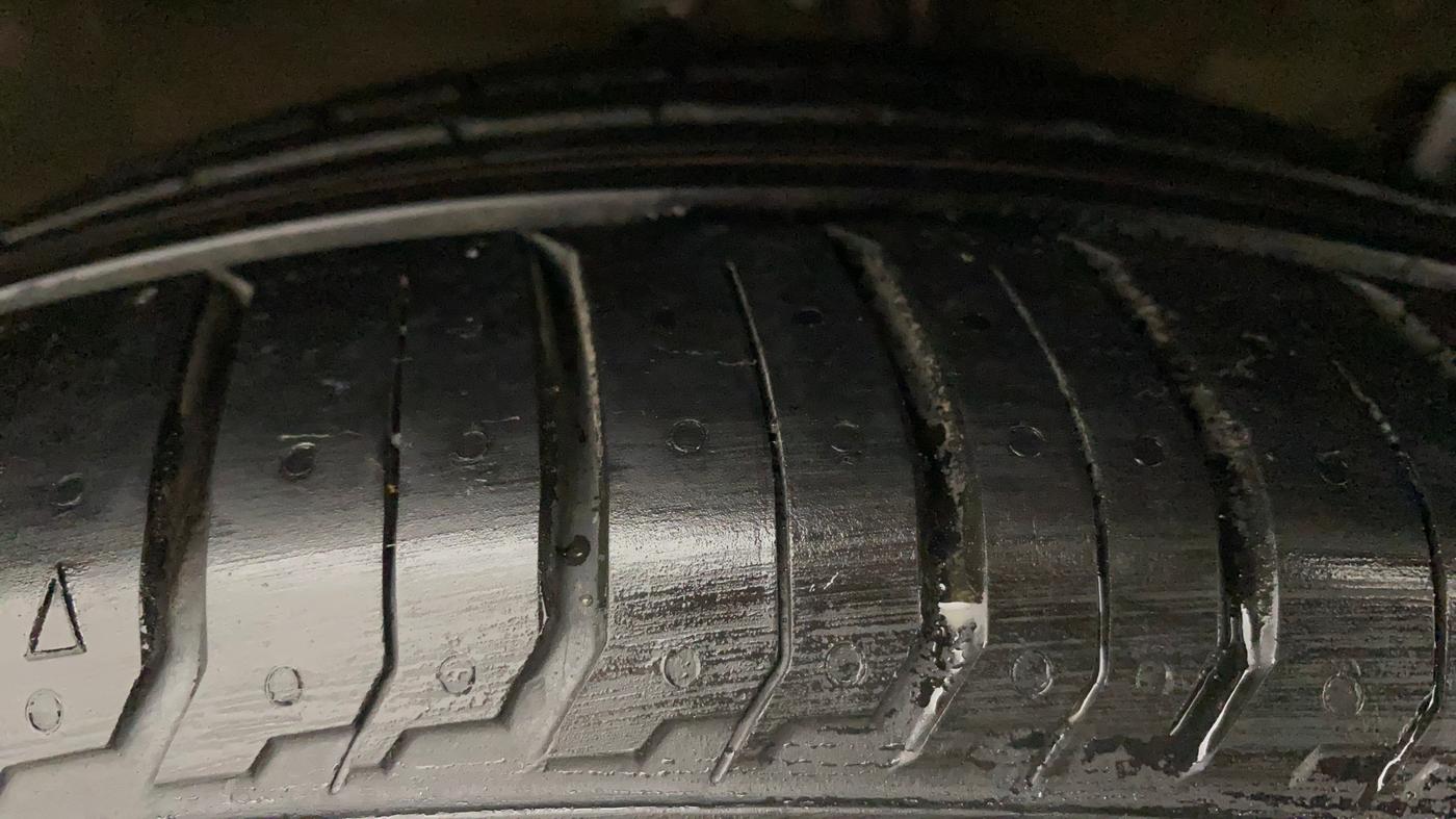 2018 Maruti Ciaz ALPHA  AT 1.5 SHVS PETROL, Petrol, Automatic, 92,446 km, Right Front Tyre Tread