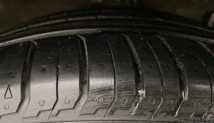 2018 Maruti Ciaz ALPHA  AT 1.5 SHVS PETROL, Petrol, Automatic, 92,446 km, Right Front Tyre Tread