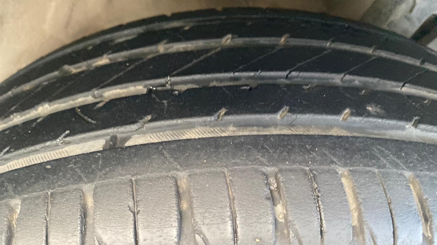 2021 KIA SONET HTK PLUS 1.5 AT, Diesel, Automatic, 1,15,286 km, Right Front Tyre Tread