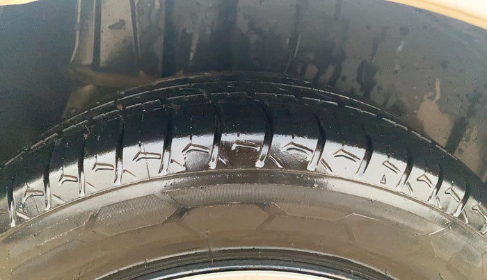 2017 Maruti Ertiga VXI, Petrol, Manual, 73,188 km, Right Rear Tyre Tread