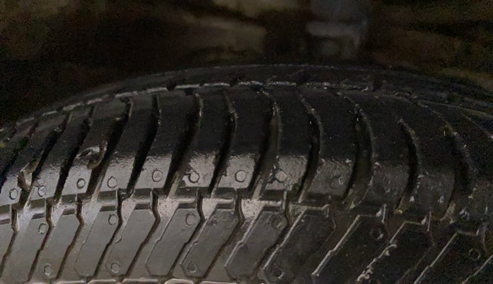 2016 Maruti Swift Dzire LXI (O), Petrol, Manual, 48,853 km, Right Front Tyre Tread