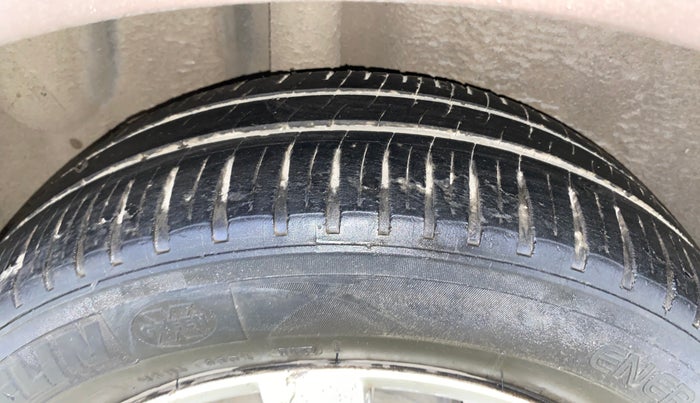 2016 Volkswagen Ameo HIGHLINE DSG 1.5 DIESEL , Diesel, Automatic, 1,06,980 km, Right Rear Tyre Tread