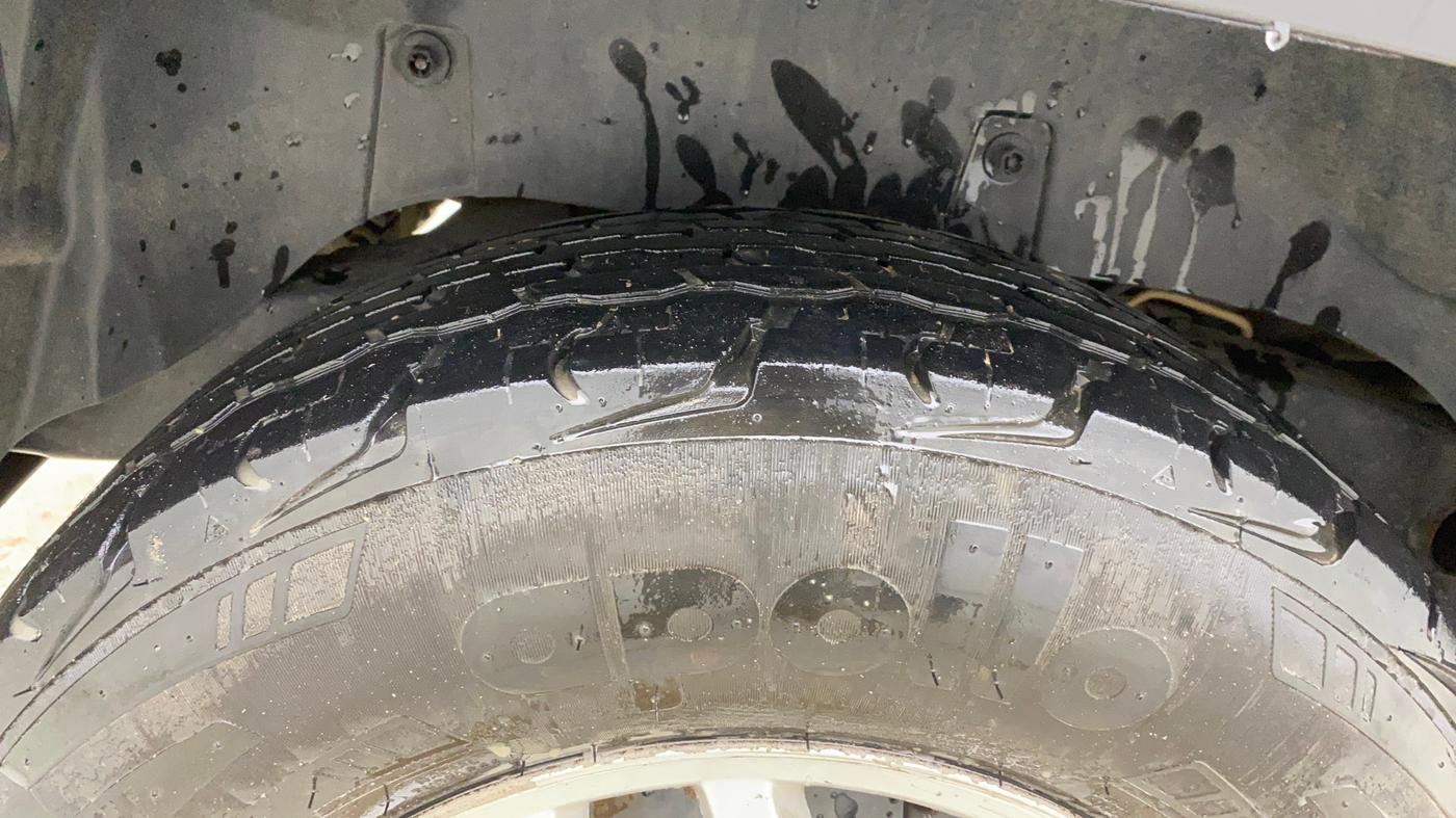 2016 Mahindra TUV300 T8, Diesel, Manual, 1,24,479 km, Right Rear Tyre Tread
