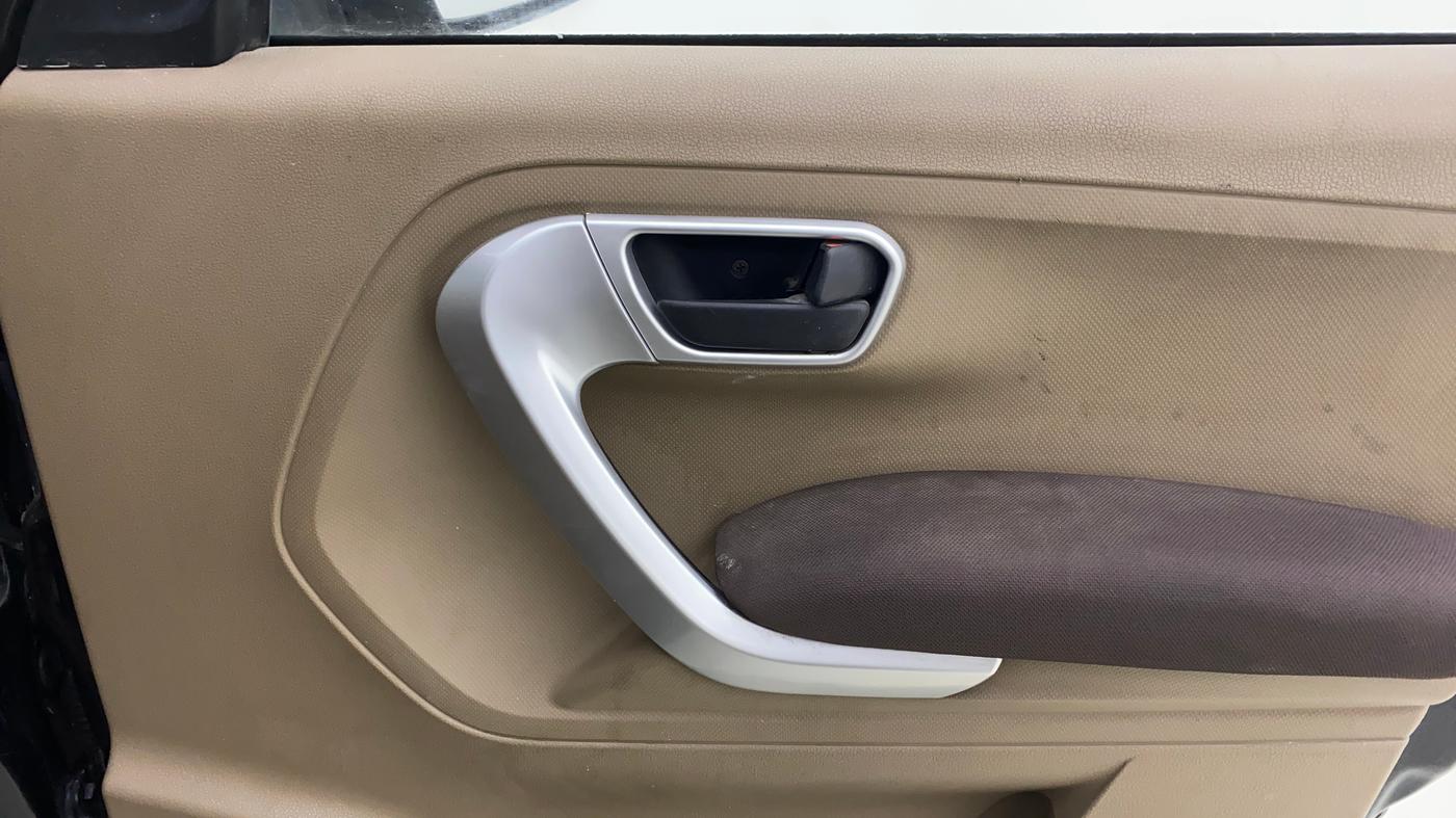 2016 Mahindra TUV300 T8, Diesel, Manual, 1,24,479 km, Driver Side Door Panels Control