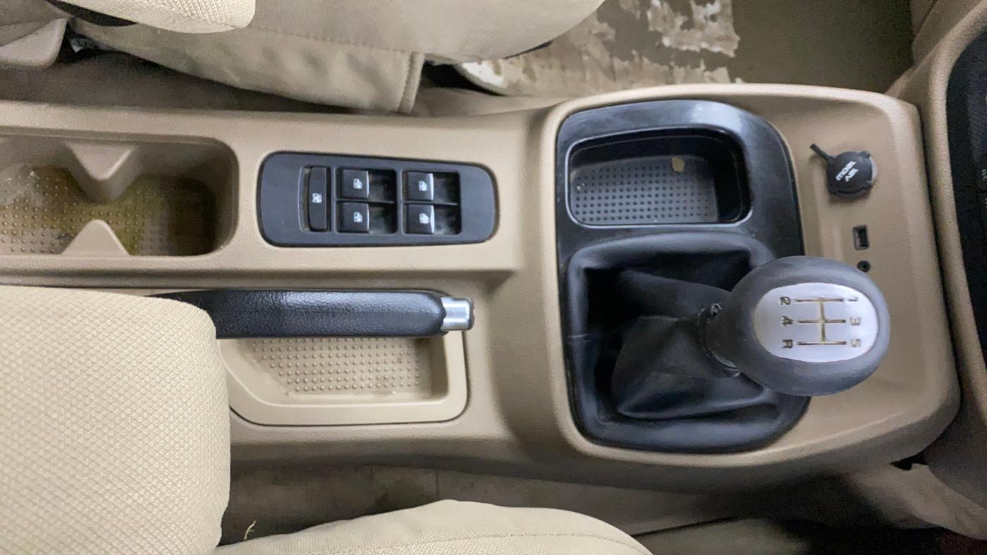 2016 Mahindra TUV300 T8, Diesel, Manual, 1,24,479 km, Gear Lever