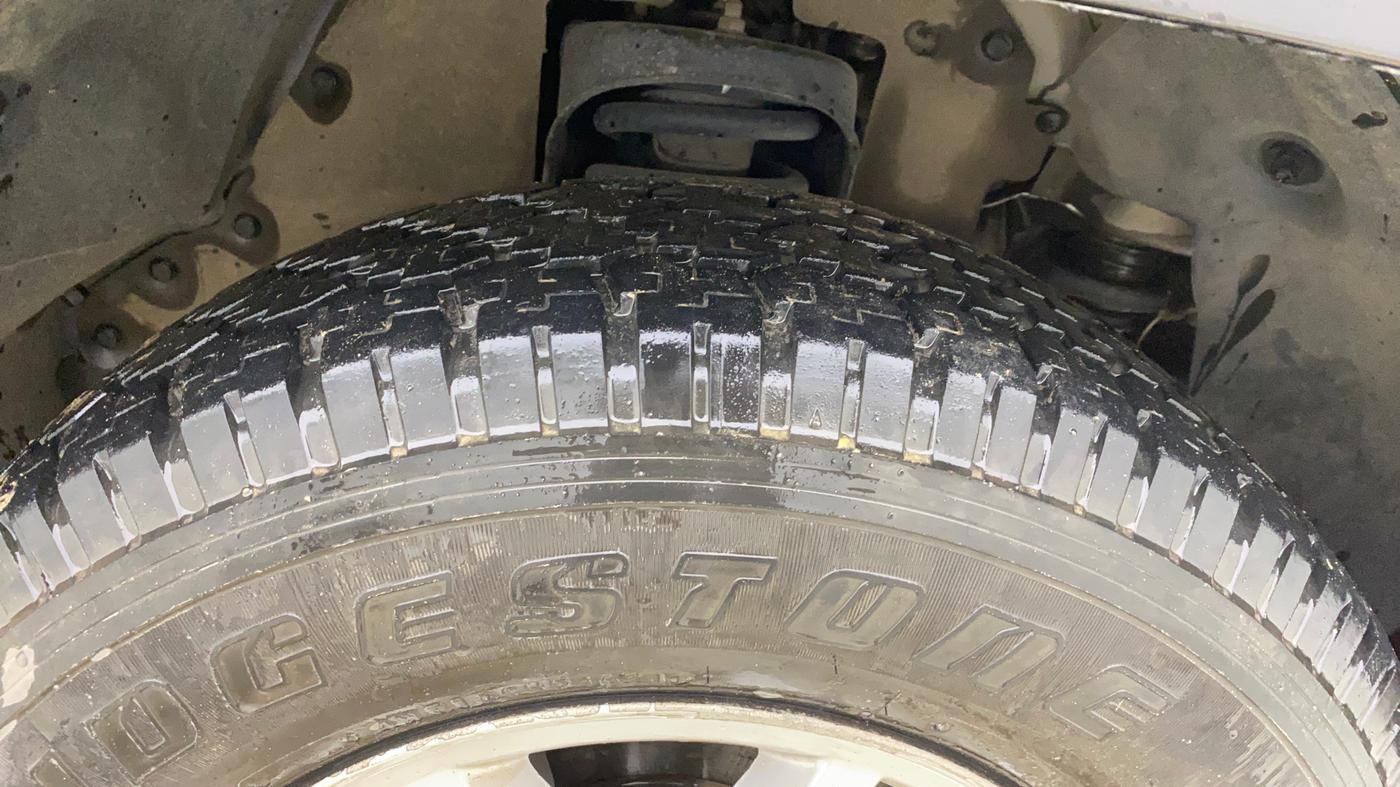 2016 Mahindra TUV300 T8, Diesel, Manual, 1,24,479 km, Right Front Tyre Tread