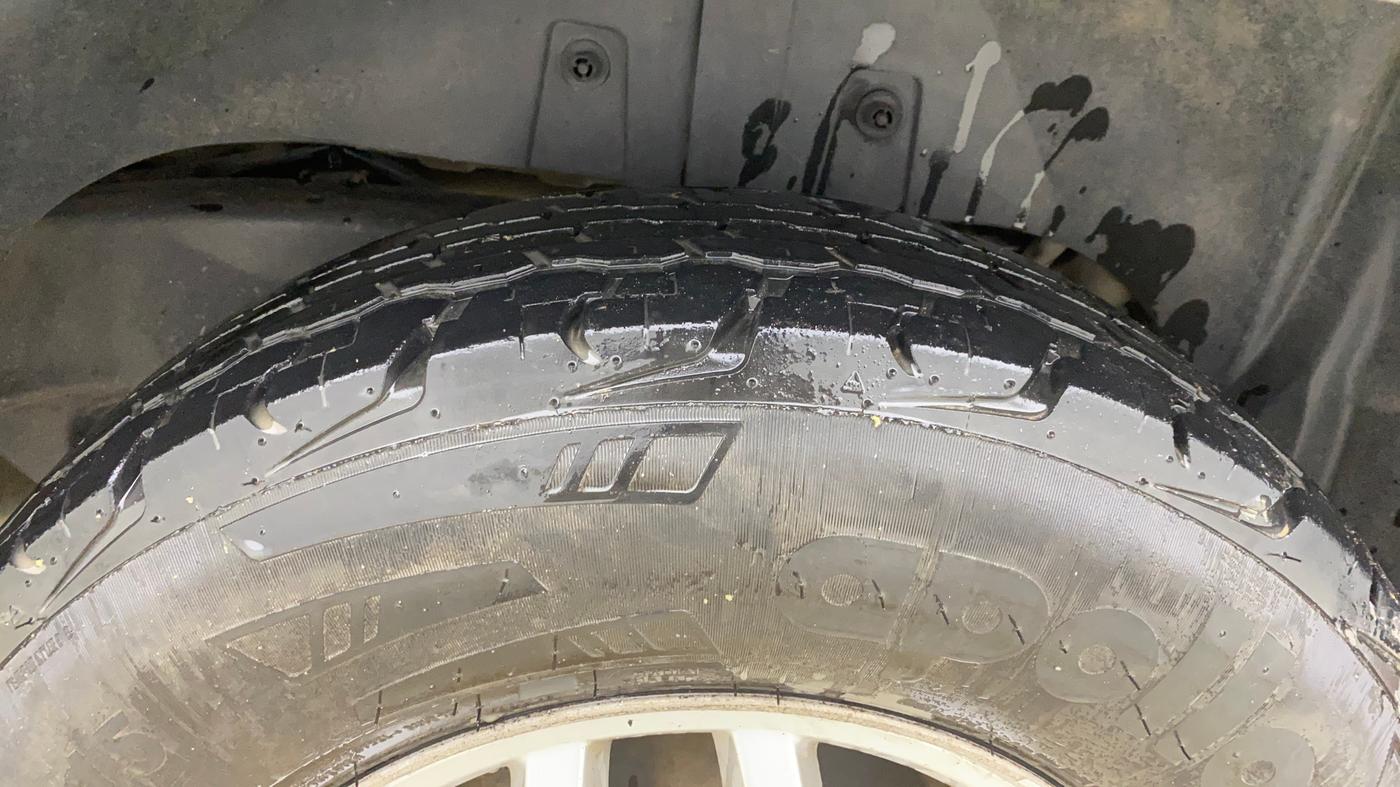 2016 Mahindra TUV300 T8, Diesel, Manual, 1,24,479 km, Left Rear Tyre Tread
