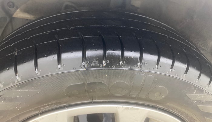 2015 Hyundai Grand i10 SPORTZ 1.2 KAPPA VTVT, Petrol, Manual, 94,261 km, Left Front Tyre Tread