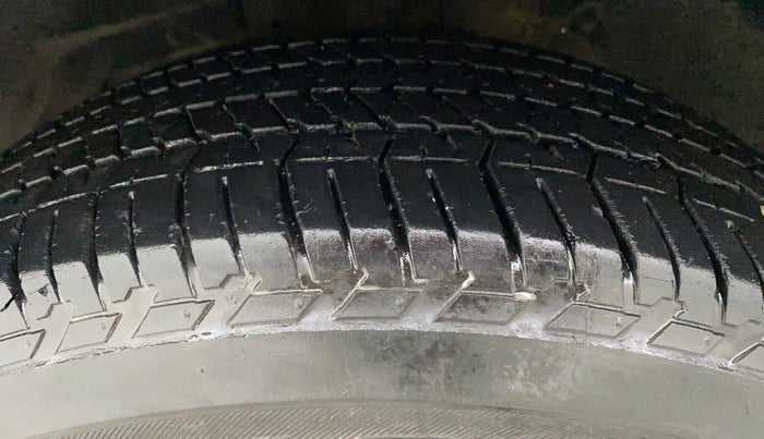 2019 Mahindra XUV500 W7, Diesel, Manual, 25,899 km, Left Front Tyre Tread