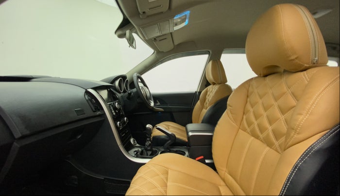 2019 Mahindra XUV500 W7, Diesel, Manual, 25,899 km, Right Side Front Door Cabin