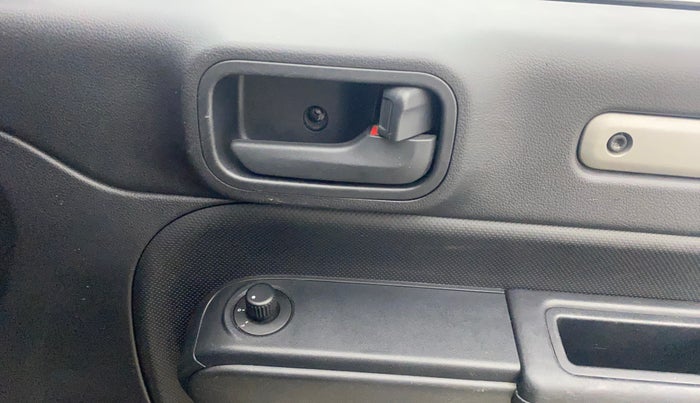 2021 Mahindra Thar LX  P 4WD AT CONVERTIBLE, Petrol, Automatic, 19,052 km, Driver Side Door Panels Control