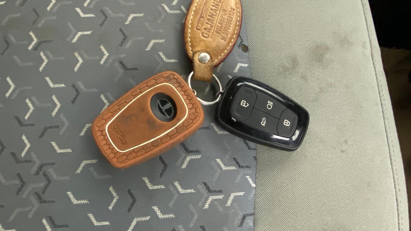 2020 Tata TIGOR XZ PETROL, CNG, Manual, 72,235 km, Key Close Up