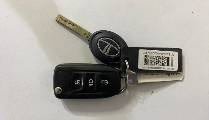 2019 Tata NEXON XZ PETROL, Petrol, Manual, 68,505 km, Key Close Up