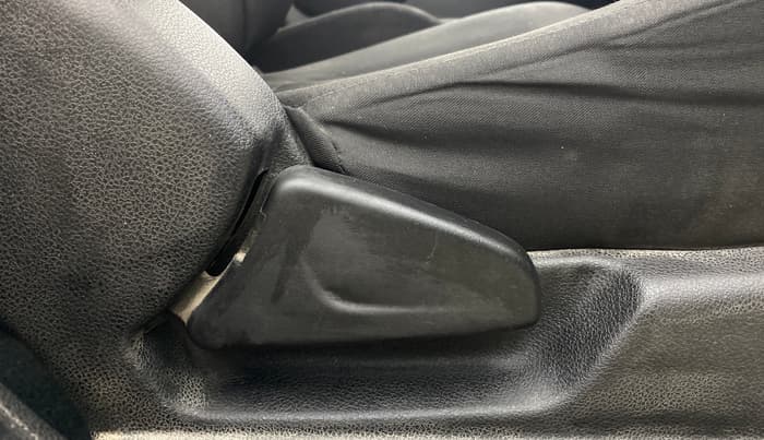 2022 Renault Kwid RXT 1.0 AMT, Petrol, Automatic, 18,693 km, Driver Side Adjustment Panel