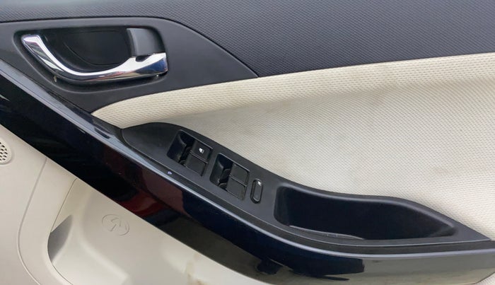 2022 Tata NEXON XZ PLUS SUNROOF DIESEL DUAL TONE, Diesel, Manual, 44,739 km, Driver Side Door Panels Control