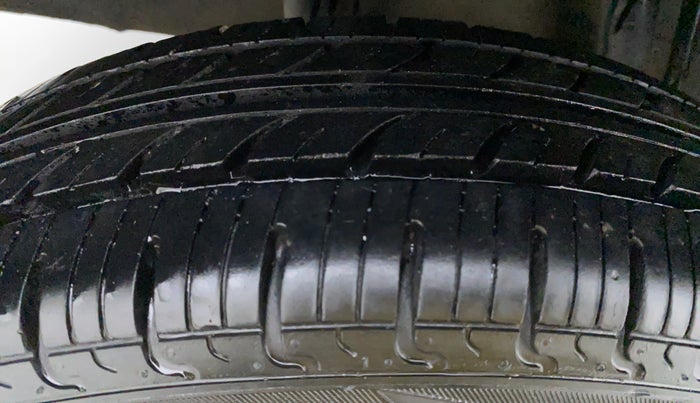 2017 Renault Kwid RXT, Petrol, Manual, 18,340 km, Right Rear Tyre Tread