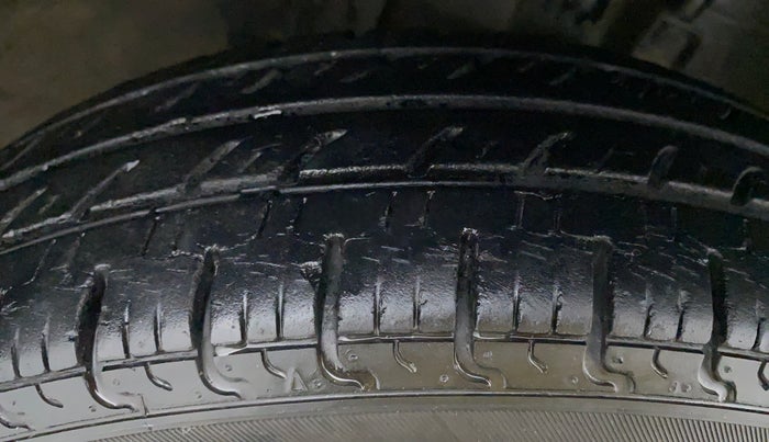 2017 Renault Kwid RXT, Petrol, Manual, 18,340 km, Right Front Tyre Tread