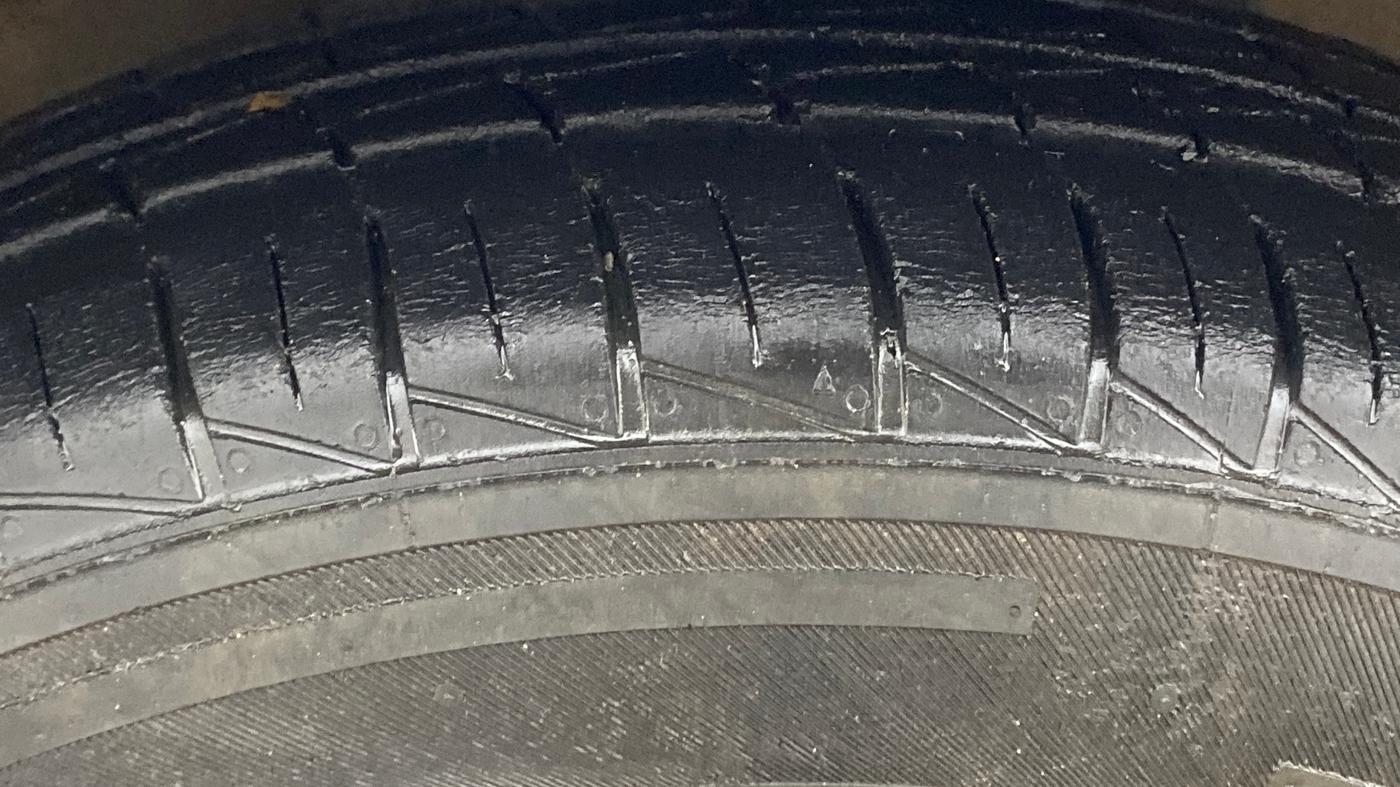 2021 Maruti Alto LXI, Petrol, Manual, 26,927 km, Left Front Tyre Tread