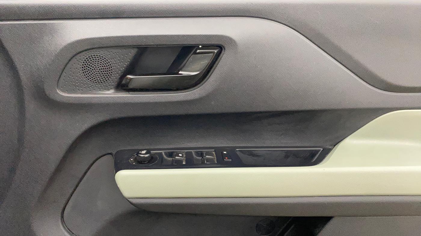 2022 Tata PUNCH ADVENTURE AMT, Petrol, Automatic, 35,076 km, Driver Side Door Panels Control