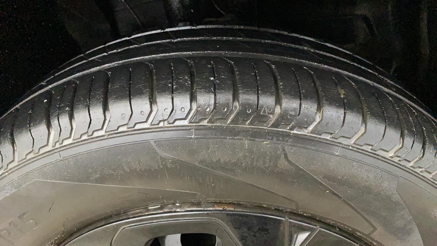 2022 Tata PUNCH ADVENTURE AMT, Petrol, Automatic, 35,076 km, Right Front Tyre Tread