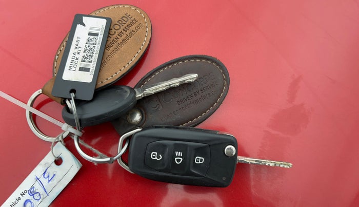 2018 Tata Tiago XZA PETROL, CNG, Automatic, 34,227 km, Key Close Up