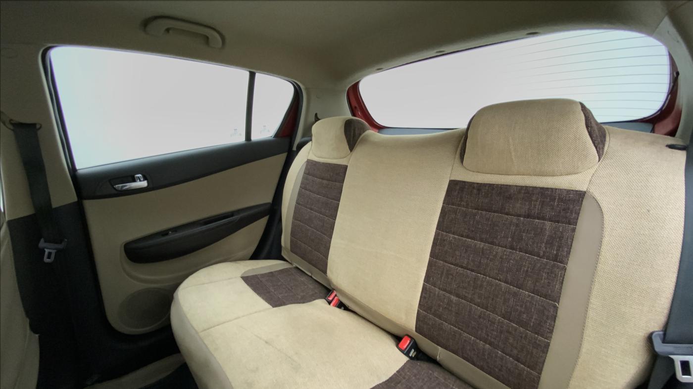 2014 Hyundai i20 SPORTZ 1.4 CRDI, Diesel, Manual, 73,044 km, Right Side Door Cabin View