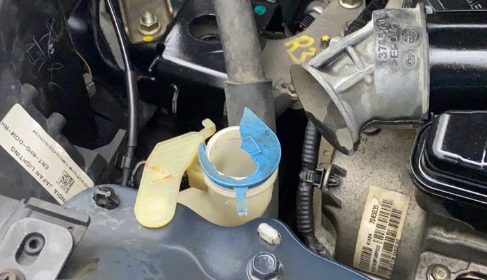 2014 Maruti Ertiga VXI, Petrol, Manual, 37,298 km, Front windshield - Wiper bottle cap missing