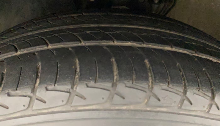 2016 Volkswagen Vento HIGHLINE PETROL AT, Petrol, Automatic, 72,489 km, Left Front Tyre Tread
