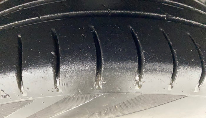 2016 Hyundai Grand i10 MAGNA AT 1.2 KAPPA VTVT, Petrol, Automatic, 64,815 km, Right Front Tyre Tread