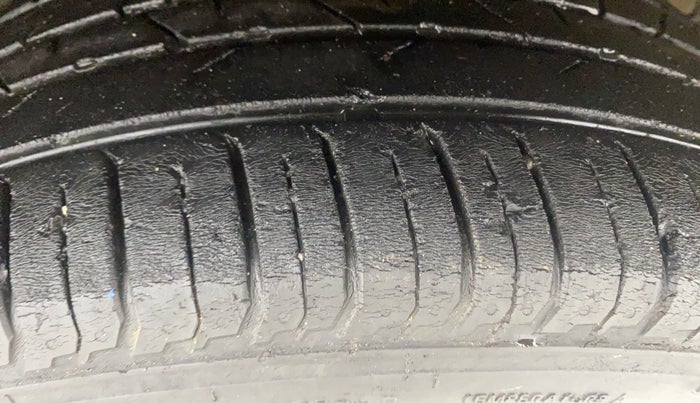 2016 Maruti Baleno ZETA PETROL 1.2, Petrol, Manual, 1,29,573 km, Right Front Tyre Tread