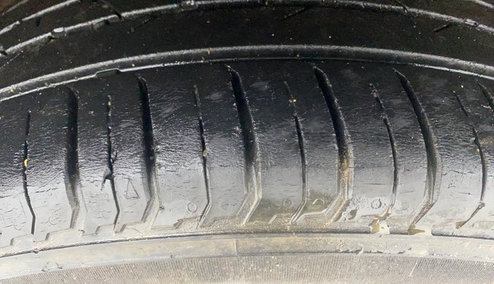 2016 Maruti Baleno ZETA PETROL 1.2, Petrol, Manual, 1,29,573 km, Right Rear Tyre Tread