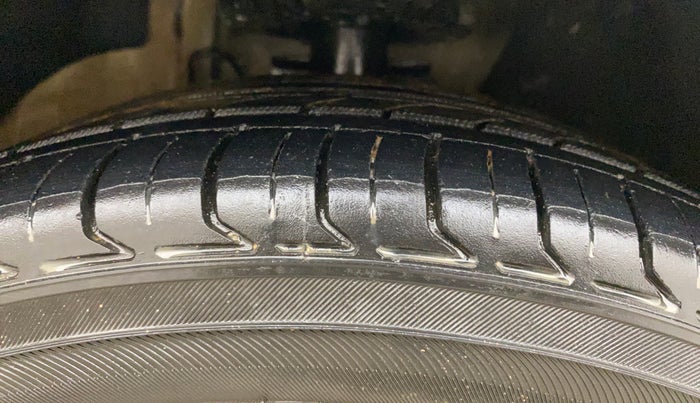 2018 Volkswagen Vento HIGHLINE PLUS 1.2 AT 16 ALLOY, Petrol, Automatic, 67,028 km, Right Front Tyre Tread