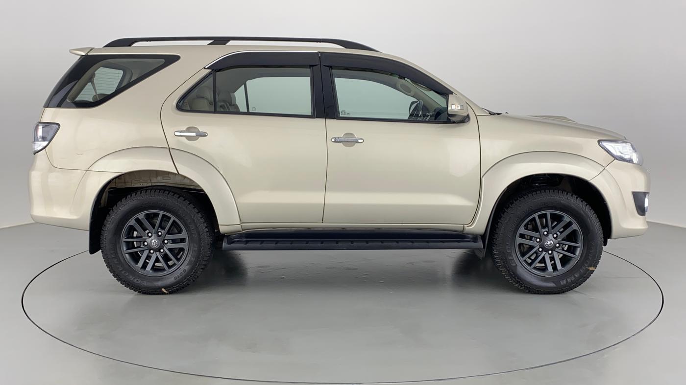 2015 Toyota Fortuner 3.0 AT 4X2, Diesel, Automatic, 90,167 km, Right Side View