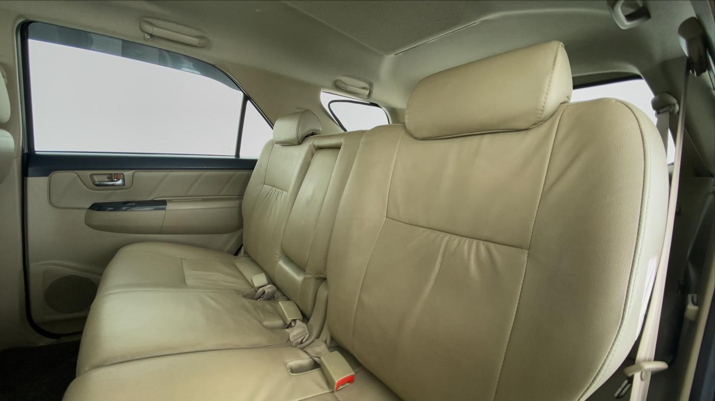 2015 Toyota Fortuner 3.0 AT 4X2, Diesel, Automatic, 90,167 km, Right Side Rear Door Cabin