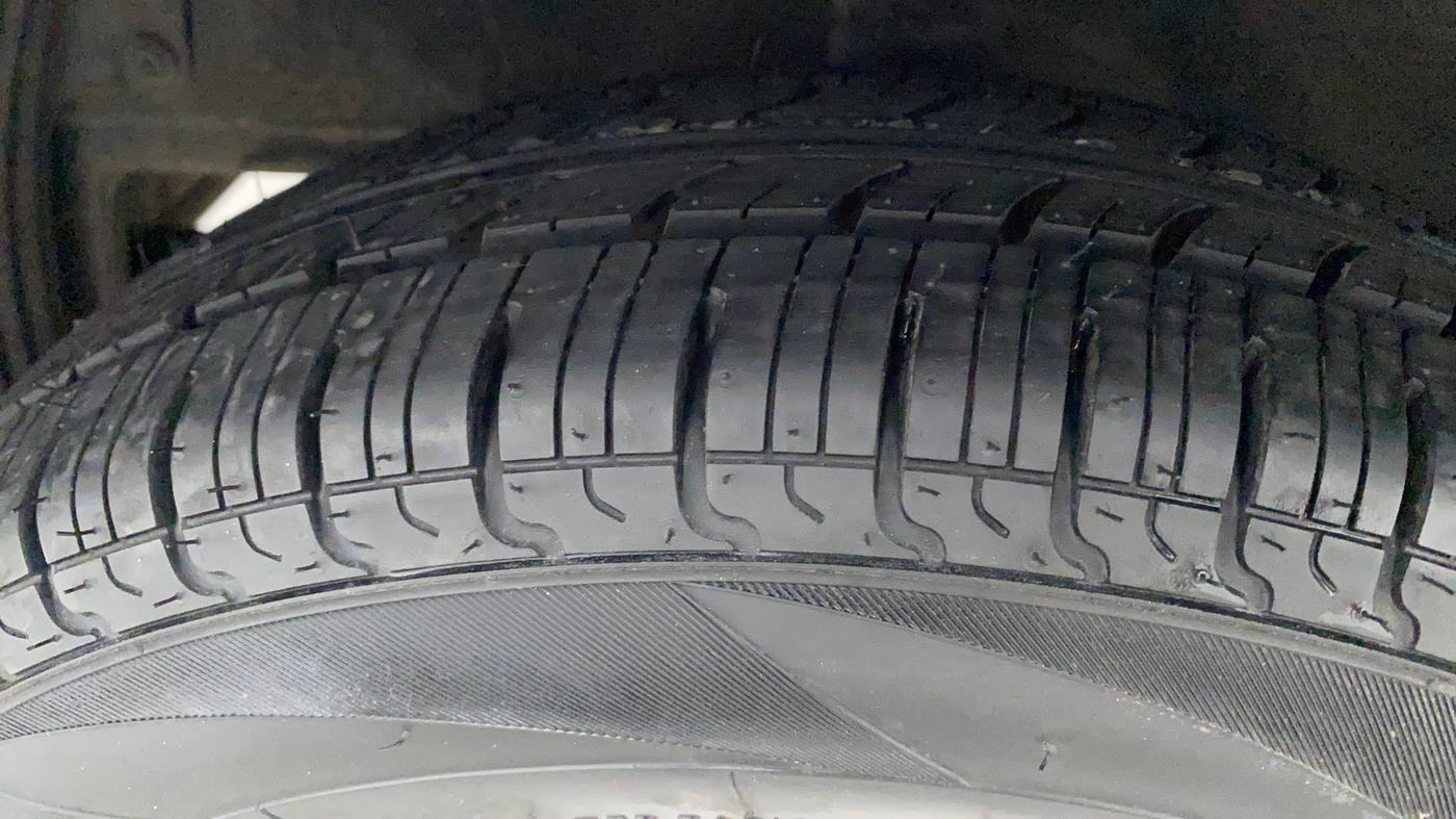 2017 Hyundai Eon ERA PLUS (O), Petrol, Manual, 62,413 km, Left Front Tyre Tread