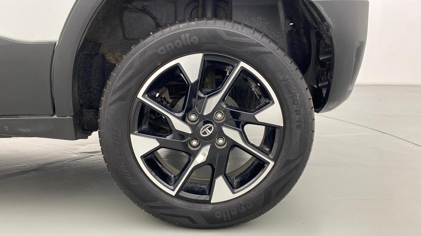 2022 Tata PUNCH CREATIVE AMT 1.2 RTN DUAL TONE, Petrol, Automatic, 2,222 km, Left Rear Wheel