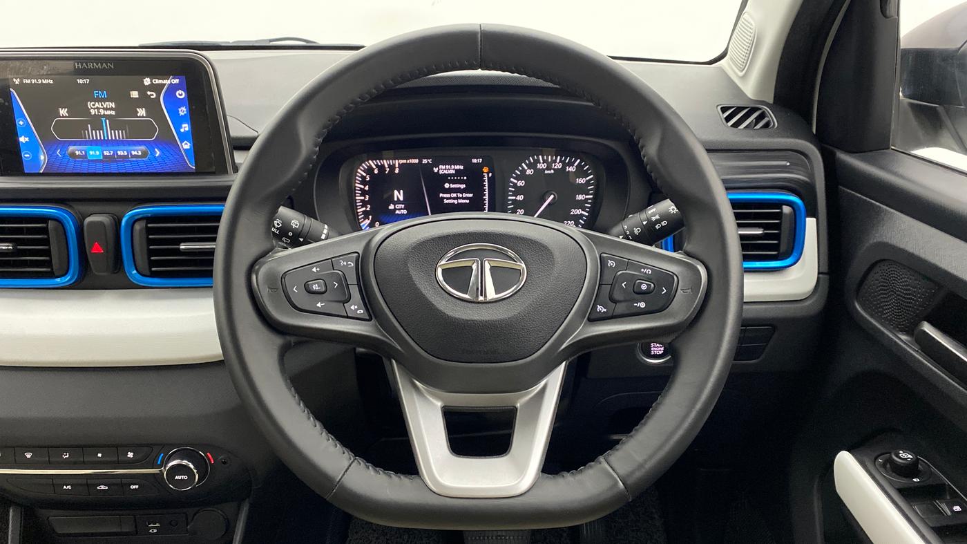 2022 Tata PUNCH CREATIVE AMT 1.2 RTN DUAL TONE, Petrol, Automatic, 2,222 km, Steering Wheel Close Up
