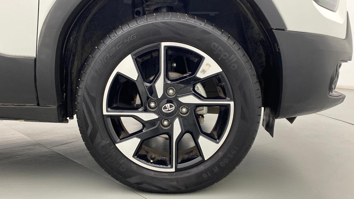 2022 Tata PUNCH CREATIVE AMT 1.2 RTN DUAL TONE, Petrol, Automatic, 2,222 km, Right Front Wheel