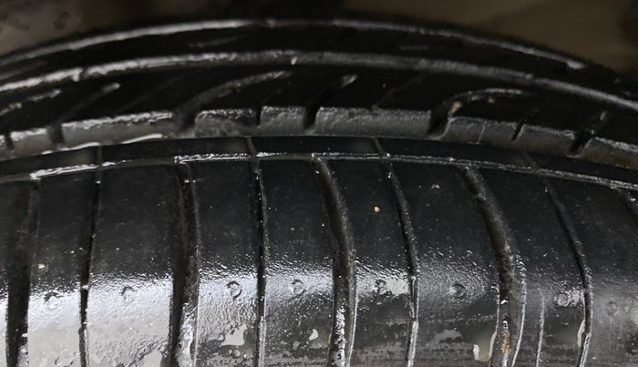 2015 Maruti Wagon R 1.0 VXI, Petrol, Manual, 28,725 km, Right Front Tyre Tread