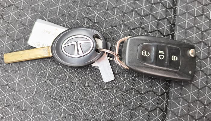 2021 Tata ALTROZ XM PLUS PETROL, Petrol, Manual, 39,348 km, Key Close Up