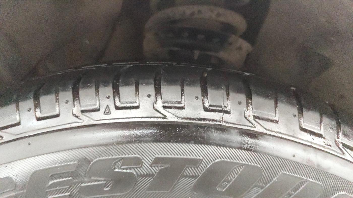 2020 Mahindra XUV300 W8 (O) 1.2 PETROL, Petrol, Manual, 64,152 km, Left Front Tyre Tread