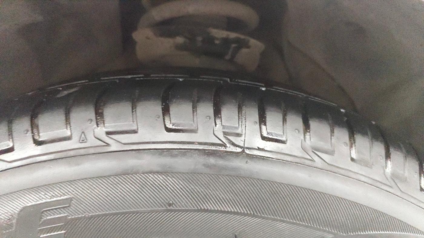 2020 Mahindra XUV300 W8 (O) 1.2 PETROL, Petrol, Manual, 64,152 km, Right Front Tyre Tread