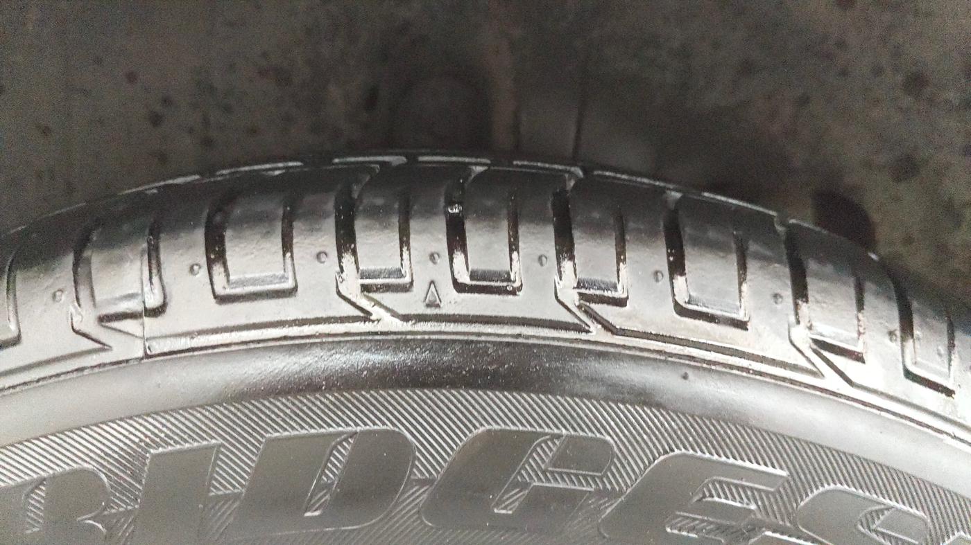 2020 Mahindra XUV300 W8 (O) 1.2 PETROL, Petrol, Manual, 64,152 km, Right Rear Tyre Tread